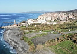 Recreación virtual de cómo quedará la pasarela peatonal en la desembocadura del río torroxeño.