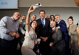 Puente se hace un selfie con el subdelegado del Gobierno, Javier Salas, alcaldes, portavoces y dirigentes del PSOE.
