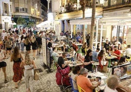 La noche malagueña con las terrazas del centro llenas.