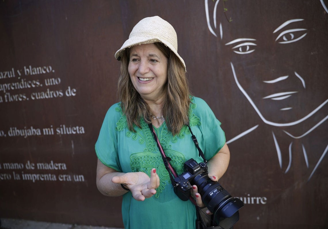 Isabel U. Altolaguirre, junto al mural dedicado a su abuelo Manuel y la Imprenta Sur, en calle Ollerías.