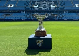 El trofeo, en el césped de La Rosaleda este viernes.