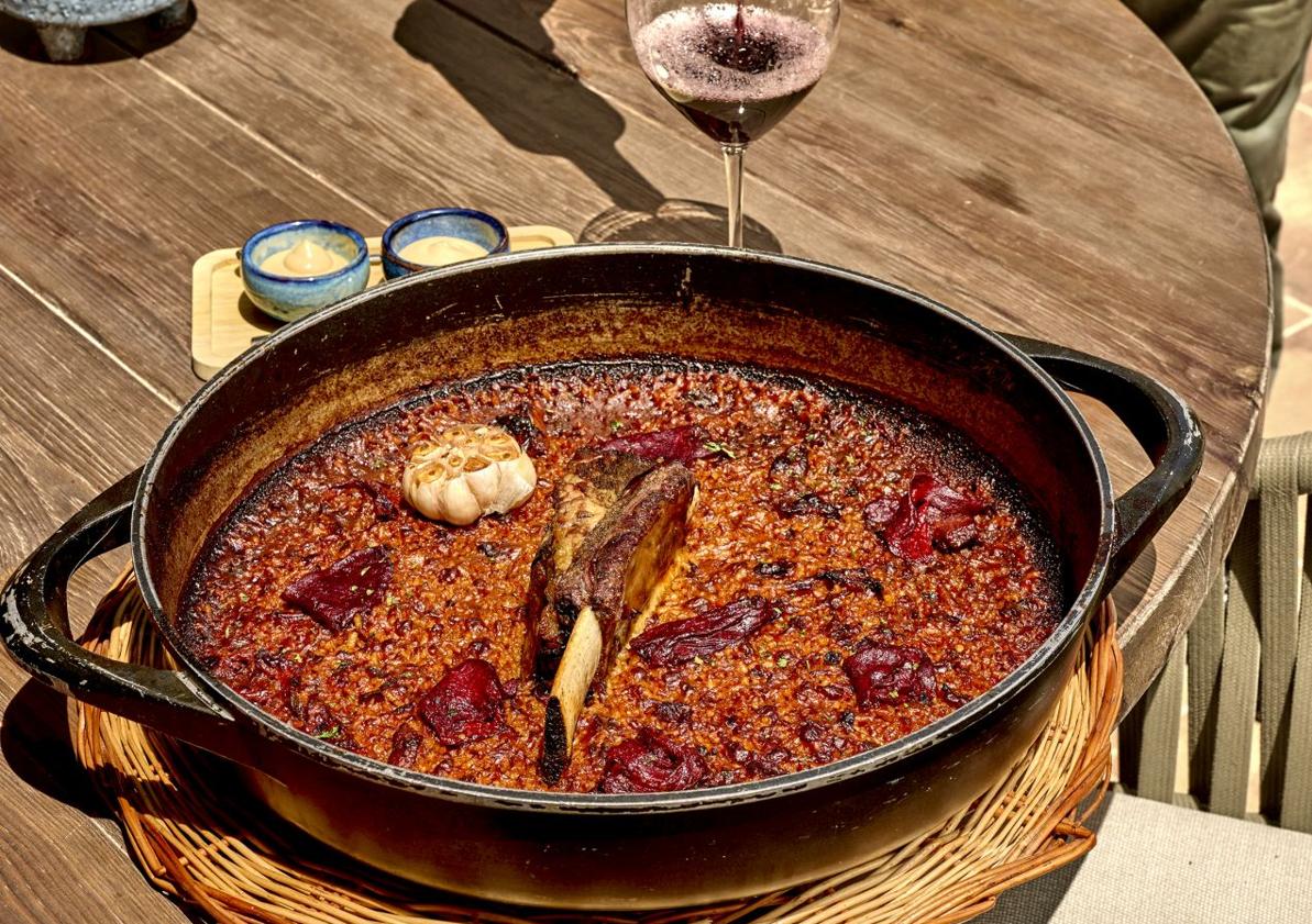 Imagen principal - Arroz de costilla de vaca y pimientos del piquillo de Bardot. Arroz negro de sepia de Berebere. Arroz negro de sepia y gambas de Jara