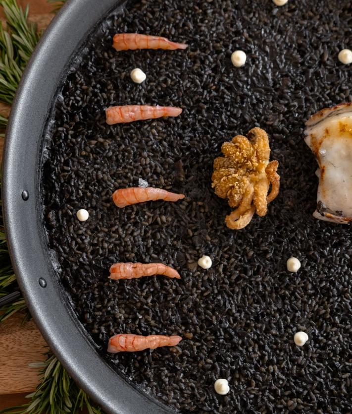 Imagen secundaria 2 - Arroz de costilla de vaca y pimientos del piquillo de Bardot. Arroz negro de sepia de Berebere. Arroz negro de sepia y gambas de Jara