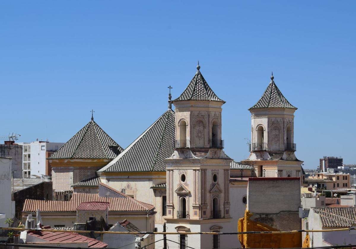 El perfil de la iglesia de San Felipe Neri desde la calle Alta