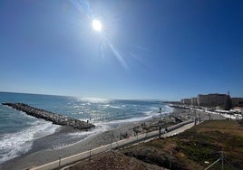 Imagen de la playa torroxeña de Ferrara, donde se localiza el edificio en el que se produjo la caída.