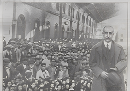 El marques de Linares que fue gobernador civil de Málaga, a su llegada a la estación del tren.