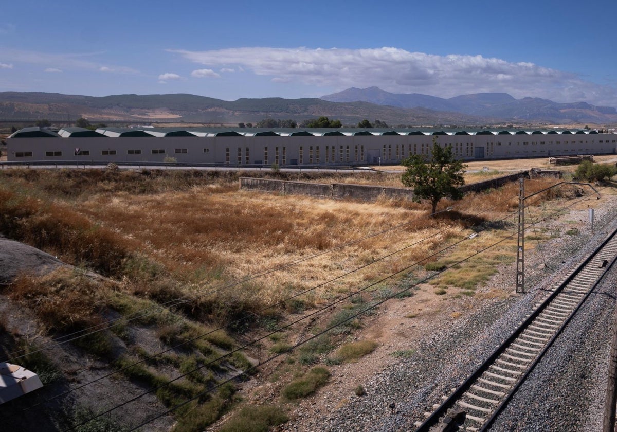 Naves en Bobadilla para el primer proyecto del anillo ferroviario, que se mantienen sin uso desde hace década.