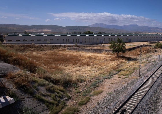 Naves en Bobadilla para el primer proyecto del anillo ferroviario de Antequera, que se mantienen sin uso desde hace década.