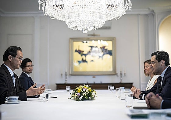 Juanma Moreno, en su encuentro con el embajador de Japón, Takahiro Nakamae, el pasado 15 de julio en Madrid