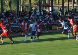 Chupete controla el balón y Niño intenta desmarcarse, este sábado ante el Almería en Marbella.