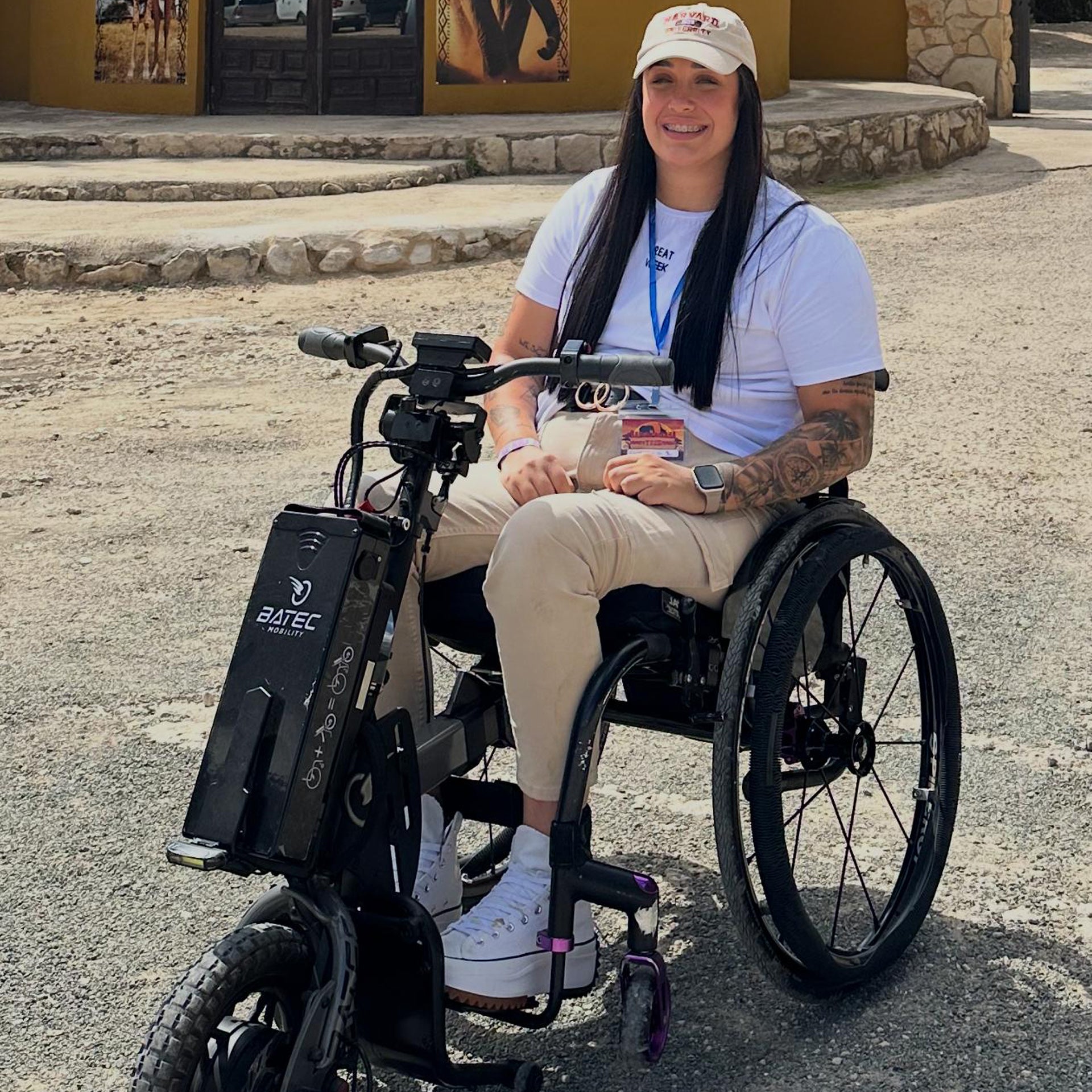 María José Ortiz en una imagen reciente con la silla de ruedas que necesita para desplazarse.