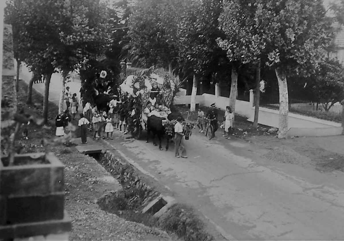 Cabeza de la romería en la actual avenida de Palma de Mallorca, destino a la Fuente de la Salud, en el límite con Benalmádena.