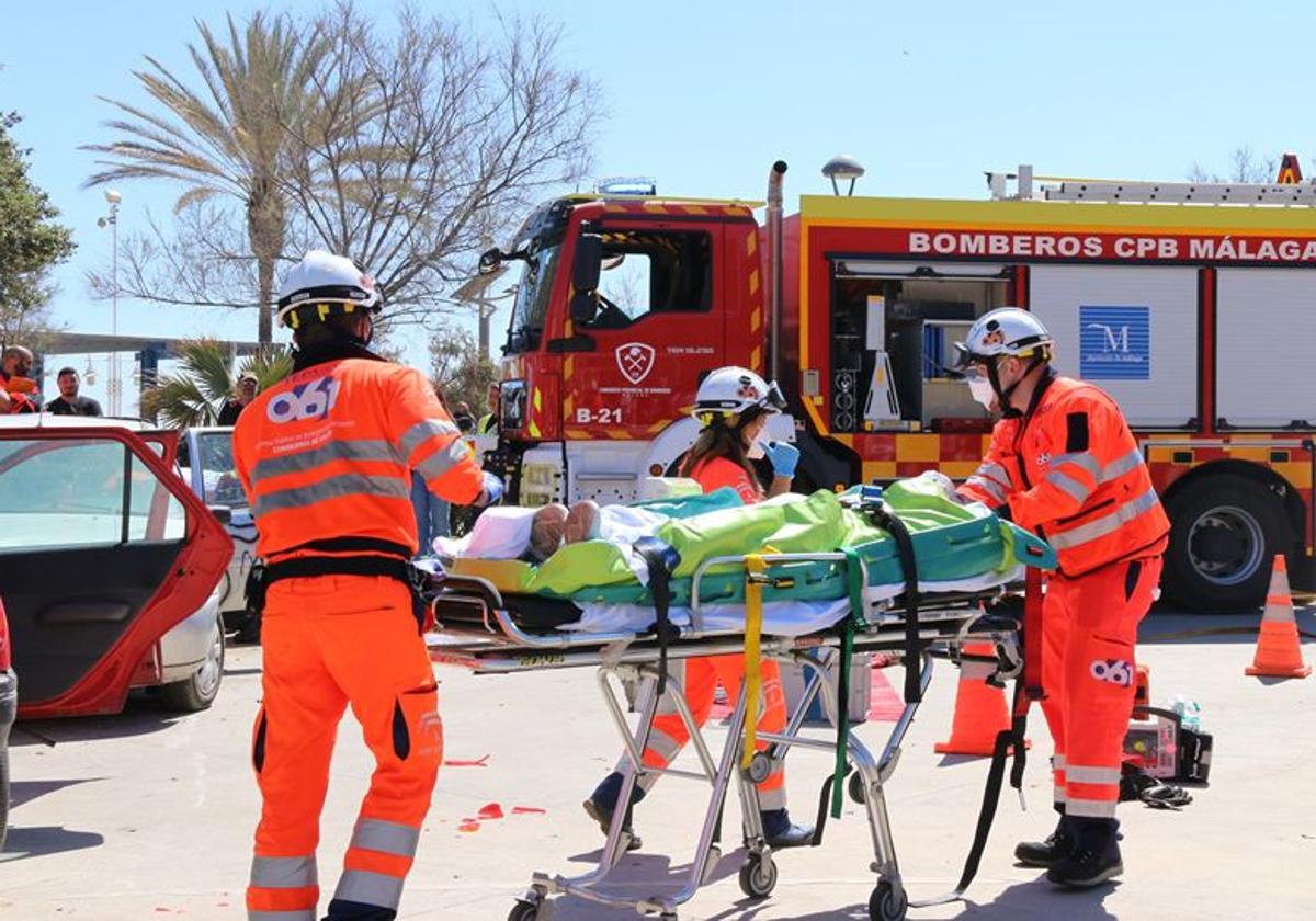 Imagen de archivo de una actuación del 061 y el Consorcio Provincial de Bomberos en Málaga.