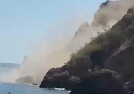 Imagen de la enorme polvareda generada por el desprendimiento de rocas y tierra, en la tarde de este domingo junto a la playa de Maro.