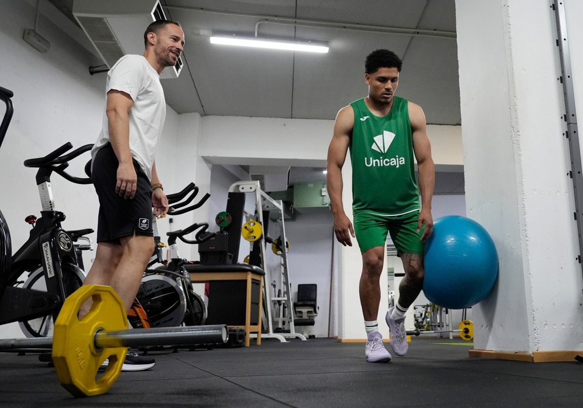 El preparador físico, Marcos Cerveró, junto a Xavier Castañeda.