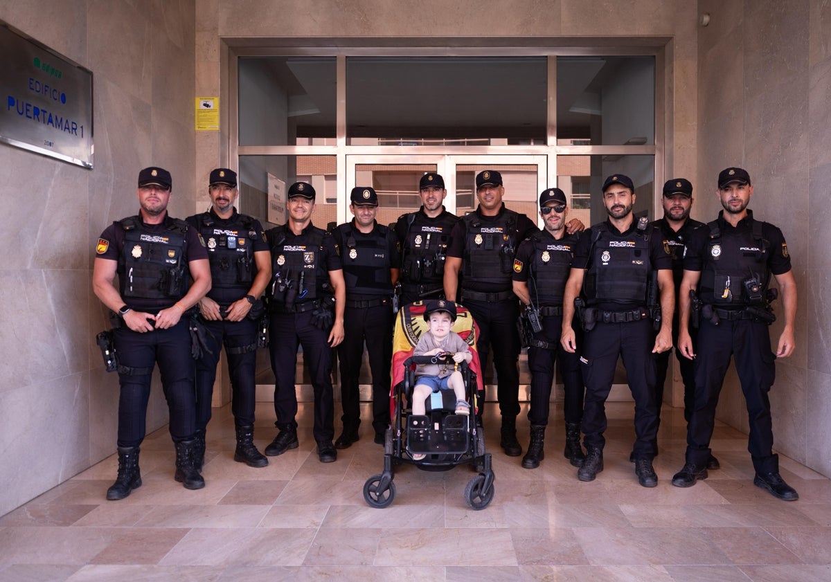 Imagen principal - El sueño de Marco, el niño que desafía a su enfermedad rara, de ser policía