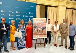 La concejala de Servicios Operativos y Fiestas, Teresa Porras, junto al director de Asuntos Taurinos de la Diputación, Borja Ortiz; representantes del Club de Enganche Malacitano y colaboradores.