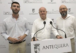 El alcalde Manuel Barón junto a los concejales José Manuel Fernández y José Medina Galeote en la rueda de prensa de la junta de gobierno local
