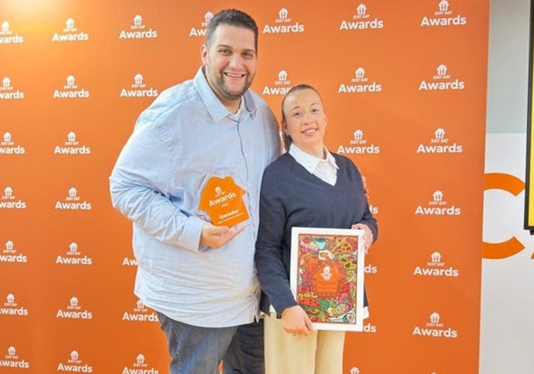 Francisco Arcas y Sandra Ruiz, con el premio de Just Eat.