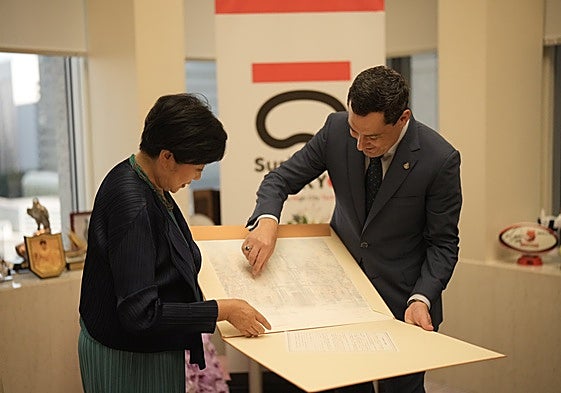 El presidente de la Junta, Juanma Moreno, con la gobernadora de Tokio, Yuriko Koike.