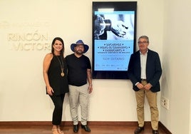 La concejala de Cultura, con Duquende y el alcalde.