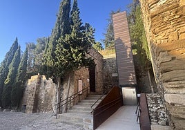 Entrada al recinto amurallado con el ascensor a la derecha