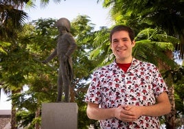 Jon Valera, delante de la estatua de Teodoro Reding, en La Malagueta.