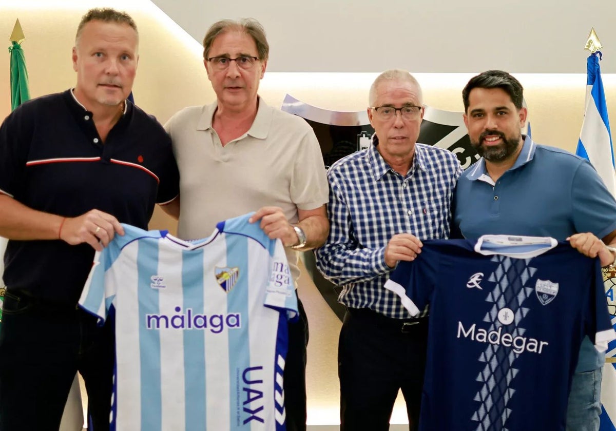 Representantes del Puerto Malagueño y del Málaga tras la firma.