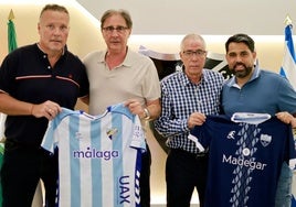 Representantes del Puerto Malagueño y del Málaga tras la firma.
