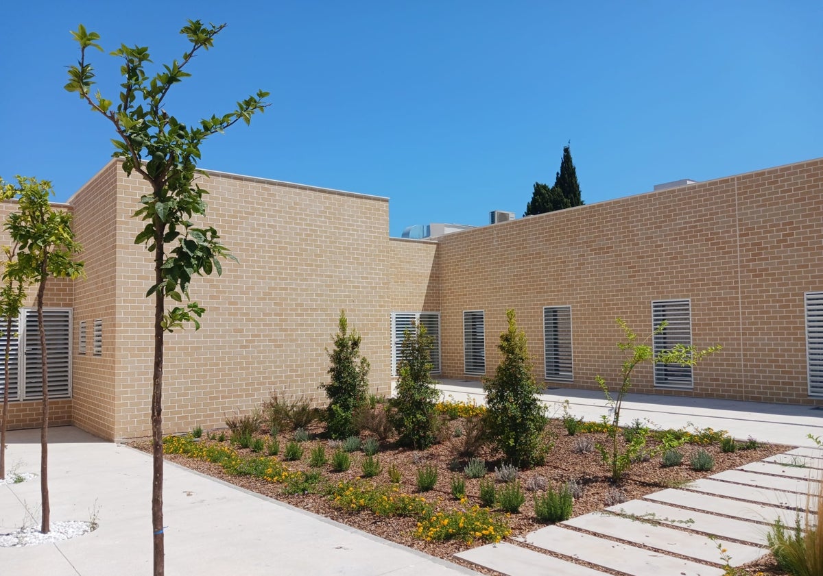 Imagen principal - Abre la ampliación del centro de salud de La Carihuela en Torremolinos, un año después de lo previsto