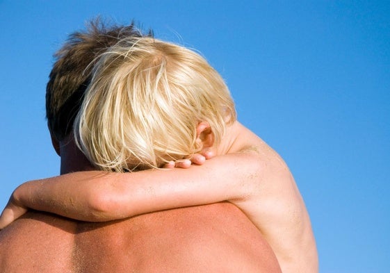 Quemaduras, otitis, hongos o gastroenteritis: trucos para evitar las urgencias pediátricas más frecuentes en verano