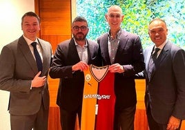George Aivazoglou, Can Natan, Adam Silver y Marc Tatum, en Londres