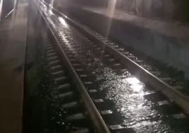 Agua corriendo por el interior de uno de los túneles de Abdalajís.