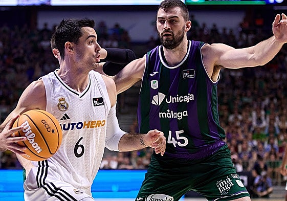 Kravish defiende a Abalde en las semifinales de la Liga.