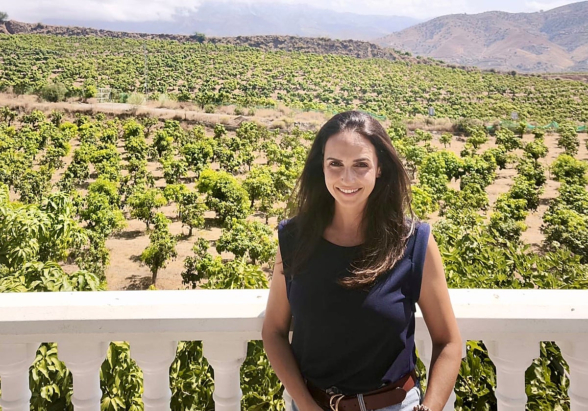 La joven agricultora veleña Elena Ruiz, en una de sus fincas.