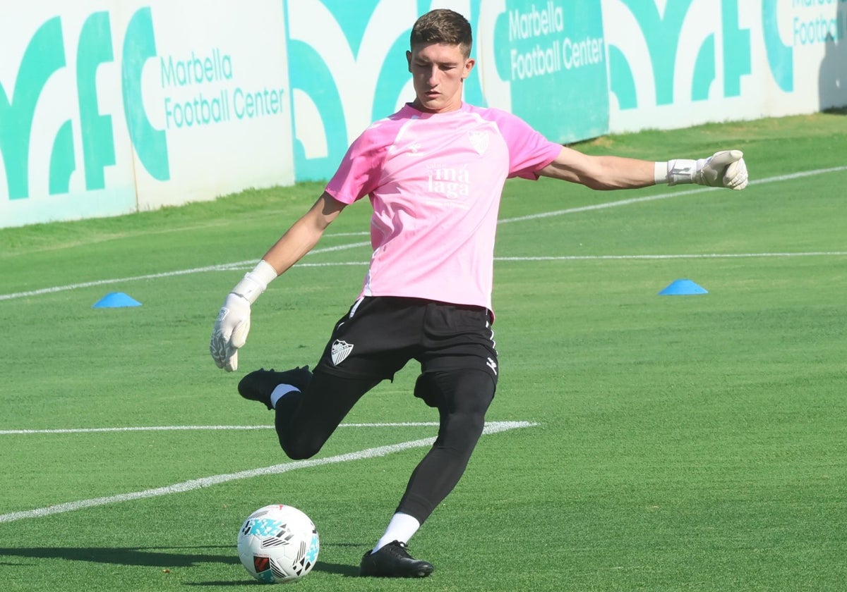 Carlos López saca el balón en el partido del Málaga el miércoles en el Marbella Football Center.