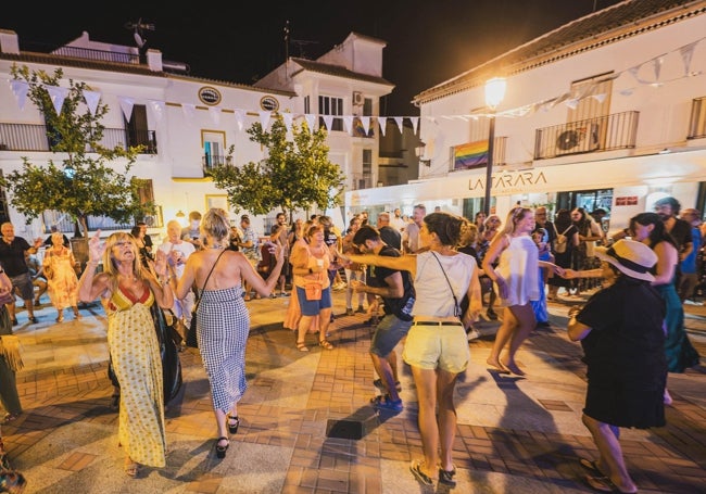 Varias personas bailan durante uno de los conciertos del festival.