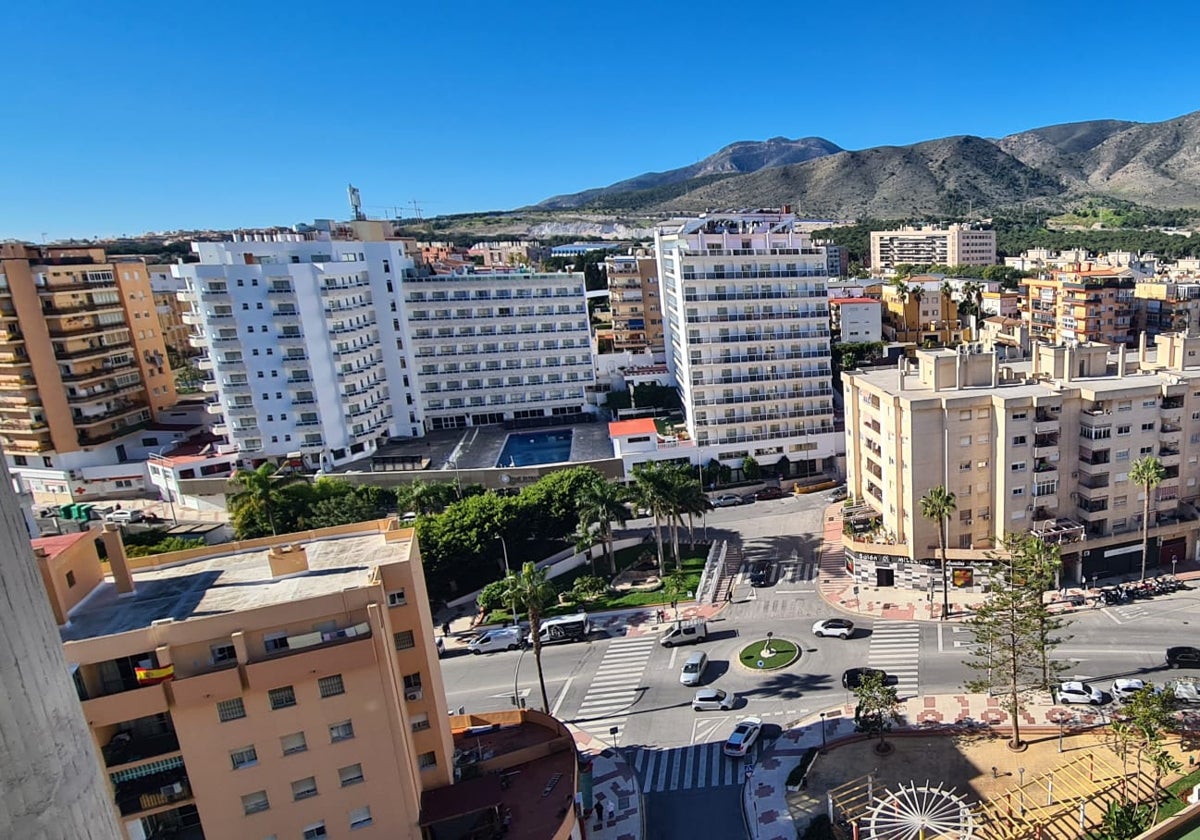Vista de Torremolinos, desde el Conjunto Los Manantiales, con la sierra al fondo.