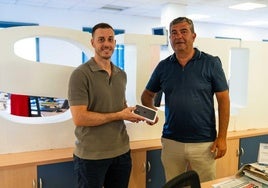 El subdirector de SUR, Javier Recio, entrega a Carlos Jiménez su premio.
