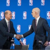 El secretario general de la FIBA Andreas Zagklis y el comisionado de la NBA, Adam Silver.