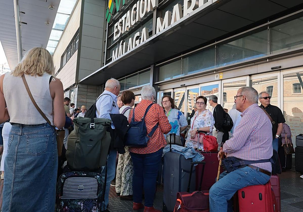 magen de archivo de viajeros en la entrada de la Estación María Zambrano
