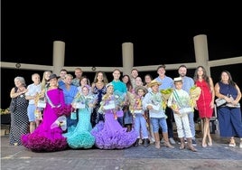Foto de familia del alcalde con las Reinas y Caballeros de las fiestas en sus distintas modalidades por edades.