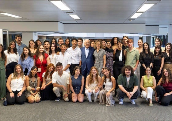 El presidente de la Fundación »la Caixa», Isidro Fainé, con los becados de grado de la convocatoria de 2023.