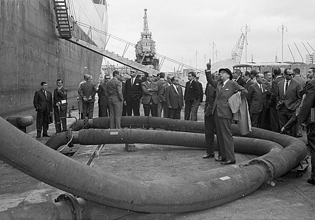Primera operación de descarga de crudo en 1965