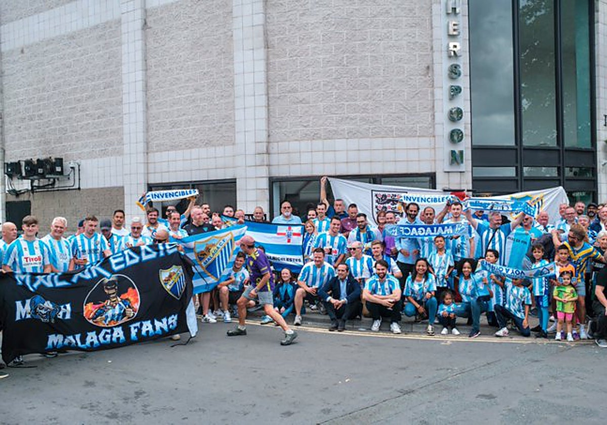 Aficionados malaguistas este sábado en Oxford, la mayoría de la Guiri Army, con el director general del Málaga, Kike Pérez, entre ellos.