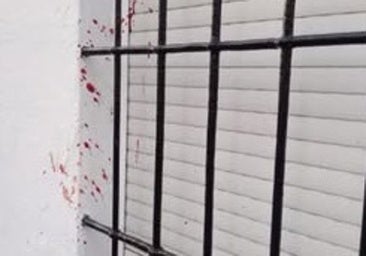 Restos de sangre en la pared de una vivienda en la calle en la que ocurrieron los hechos.