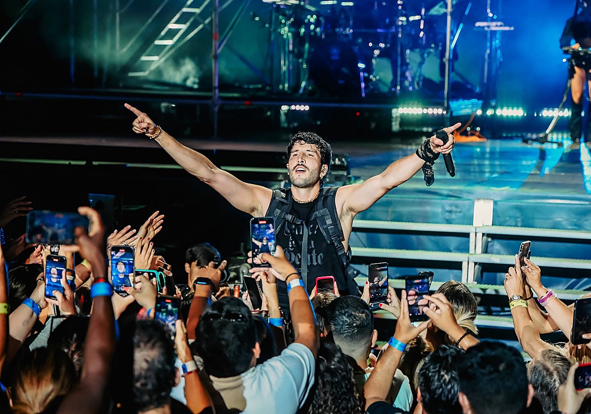Sebastián Yatra, entre el público en su show en el Marenostrum de Fuengirola.