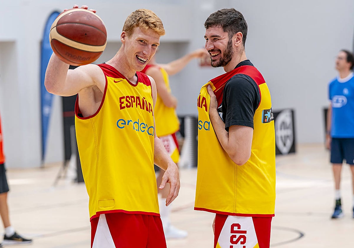 Alberto Díaz y Brizuela bromean durante un entrenamiento.