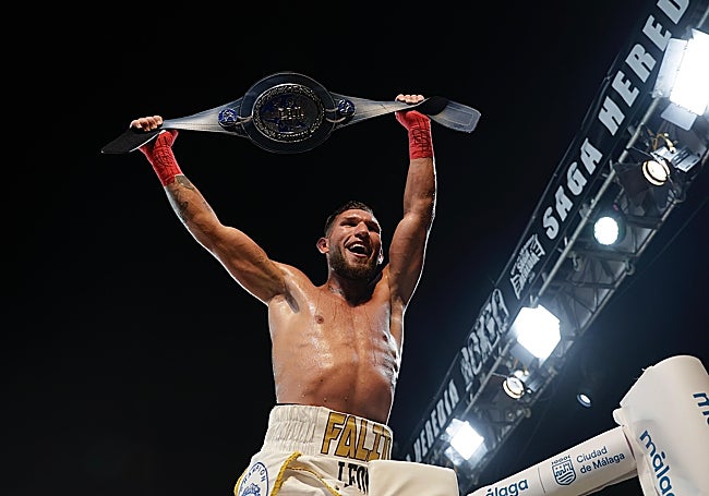 El sevillano Falito Acosta levanta el cinturón EBU Silver del peso ligero.