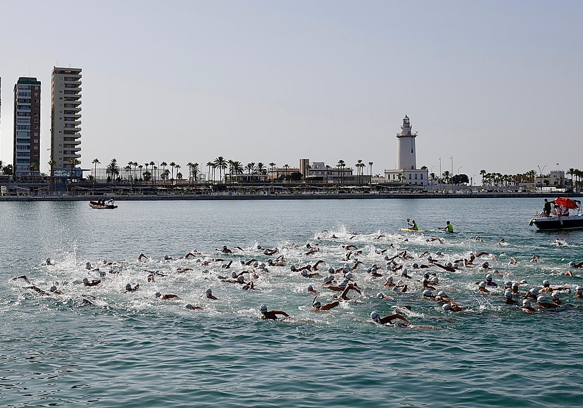 Una imagen de la 65 edición de la travesía a nado del puerto.